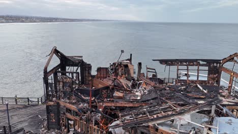 Brandschäden-Am-Oceanside-Pier,-Drohnenüberflug-Von-Norden-Nach-Süden,-Vorbei-Am-Ende-Des-Piers,-Ehemaliges-Rubys-Diner