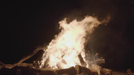 Das-Lagerfeuer-Brannte-Hell-In-Der-Nacht