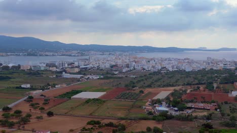 Transición-Urbano-rural-Cerca-De-La-Costa,-Ciudad-Costera