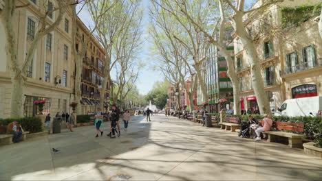 Belebte-Stadtstraße-In-Palma-De-Mallorca-Mit-Fußgängern