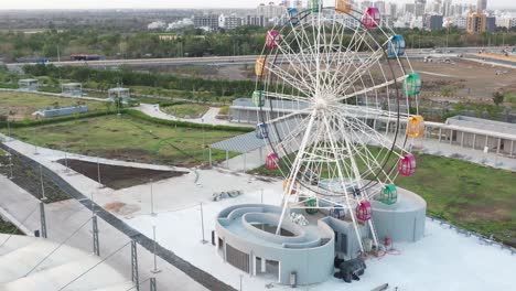 Die-Drohne-Bewegt-Sich-In-Richtung-Der-Oberen-Kamera-Und-Ein-Großes-Riesenrad-Ist-Sichtbar