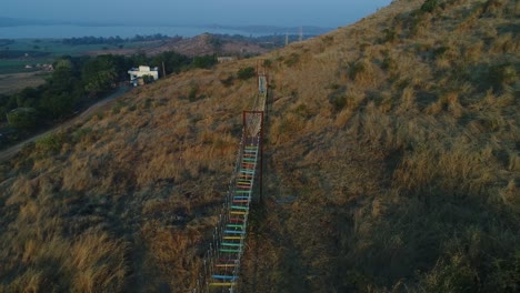 Yendo-Hacia-La-Parte-De-Atrás-Donde-Hay-Lo-Que-Parece-Una-Colina-De-Montaña-Alrededor-Y-También-Hay-Un-Gran-Puente.