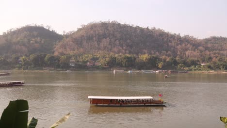 Barcos-Flotando-Por-El-Río-Mekong-En-Luang-Prabang,-Laos,-Viajando-Por-El-Sudeste-Asiático.