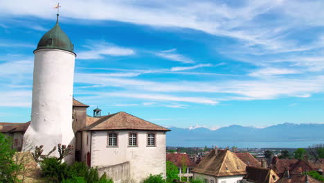 Iglesia-De-Aubonne,-Suiza,-Moviéndose-Hacia-La-Derecha-Para-Revelar-El-Fondo-Escénico