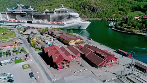 Vista-Aérea-De-Un-Gran-Crucero-En-El-Puerto-De-Flam,-Noruega.