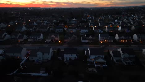 Brillante-Puesta-De-Sol-Sobre-El-Oscuro-Barrio-Americano-Con-Modernas-Casas-De-Dos-Pisos