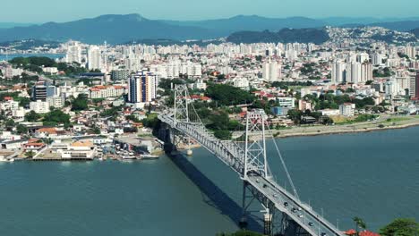 Ein-Wunderschöner-Tag-In-Florianopolis-Mit-Seiner-Majestätischen-Und-Ikonischen-Hercilio-Luz-Brücke