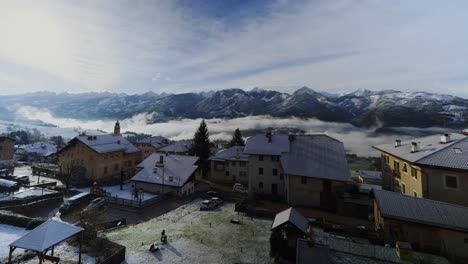 Zeitrafferaufnahme-Der-Hotelansicht-In-Den-Italienischen-Bergen-Bei-Sonnenaufgang