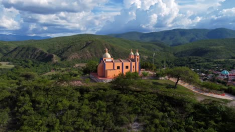 Kreisaufnahme-Der-Kapelle-Von-Guadalupe-In-San-Marcos-Arteaga,-Huajuapan-De-Leon,-Oaxaca,-Mexiko