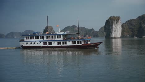 Vista-Lateral-Del-Barco-Local-Navegando-En-La-Bahía-De-Lan-Ha-En-Vietnam