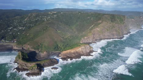 Kaiwhare-Point,-La-Piscina-Azul-Y-La-Isla-Taitomo-Cerca-Del-Mirador-De-Tasmania-Y-La-Playa-De-Arena-Negra-De-Piha-En-Nueva-Zelanda