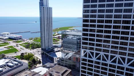 Aerial-Reveal-Of-Downtown-Milwaukee's-Waterfront-Parks,-Museums,-Skyscrapers,-And-Urban-Cityscape