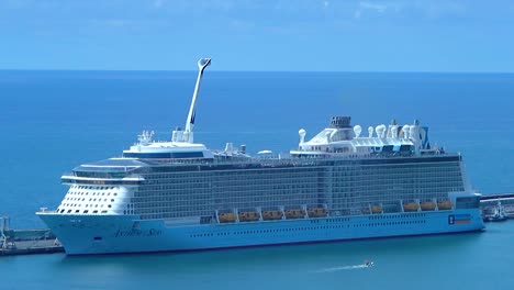 Das-Kreuzfahrtpassagierschiff-Anthem-Of-The-Seas-Von-Royal-Caribbean-Mit-North-Star-Aussichtsdeck-An-Einem-Sommertag-Mit-Blauem-Himmel-Liegt-In-Funchal-Auf-Der-Insel-Madeira-Vor-Anker.