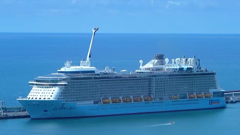 El-Himno-Real-Del-Caribe-De-Los-Mares-Crucero-De-Pasajeros-Con-Cubierta-De-Observación-De-La-Estrella-Del-Norte-En-Un-Día-De-Verano-Con-Cielo-Azul-Atracado-En-Funchal,-Isla-De-Madeira