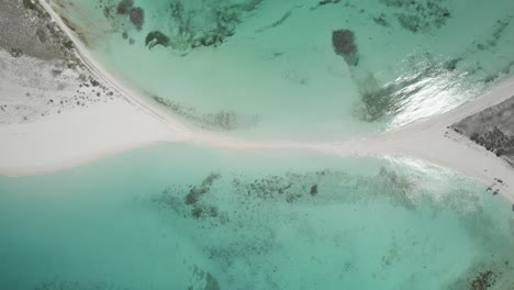 El-Sereno-Cayo-De-Agua-Con-Aguas-Turquesas-Y-Arenas-Blancas,-Luz-Del-Día,-Vista-Aérea