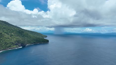 Tormenta-Lejana,-Hermosa-Atmósfera-Serena,-Costa-Norte,-Isla-Weh