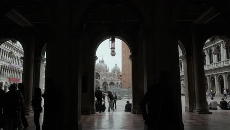 Gente-Paseando-Por-La-Plaza-Principal-De-La-Piazza-San-Marco-En-Venecia,-Italia