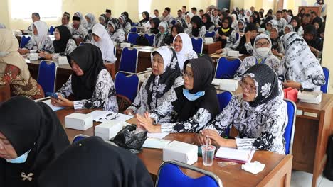 Un-Grupo-De-Profesores-Se-Está-Reuniendo,-Pekalongan-Indonesia-21-2022-De-Septiembre