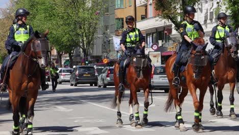 Eine-Gruppe-Polizisten-Reitet-Auf-Pferden-Auf-Der-Straße-Bei-Einer-Protestkundgebung-In-Stockholm,-Schweden,-Statische-Aufnahme