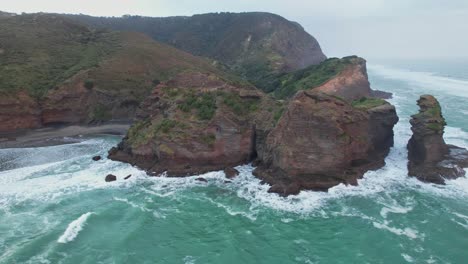 Taitomo-Rock-Und-Nun-Rock-In-Der-Tasmansee-Am-Piha-Beach