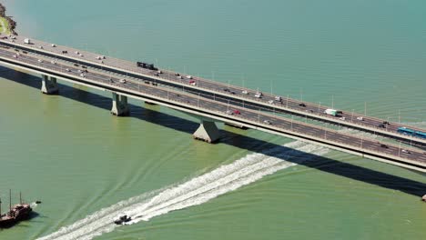 Starker-Verkehr-über-Eine-Brücke,-Die-Eine-Insel-Mit-Dem-Festland-Verbindet
