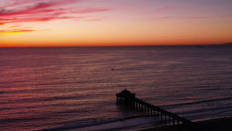 Espectacular-Cielo-Naranja-Al-Atardecer-Sobre-El-Muelle-De-Manhattan-Beach-En-California,-Estados-Unidos