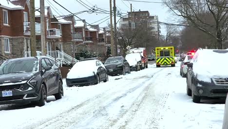 Un-Todoterreno-De-La-Policía-De-Montreal-Pasa-Tras-Un-Accidente-Automovilístico-En-Un-Barrio