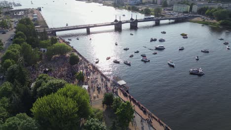 La-Gente-Se-Reúne-En-Riverside-Park-Para-Disfrutar-Del-Festival-De-Verano-Parnu-Suvi.