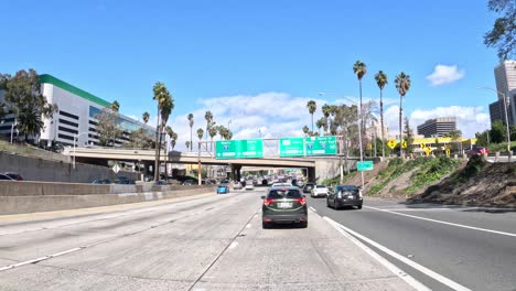 Conduciendo-Por-El-Centro-De-Los-Ángeles-Por-La-Autopista-110-Bajo-Un-Cielo-Soleado,-Time-lapse