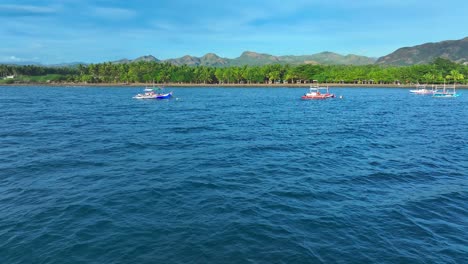 Barcos-Bangka-En-El-Mar-Azul-De-Filipinas-Durante-El-Día-Soleado