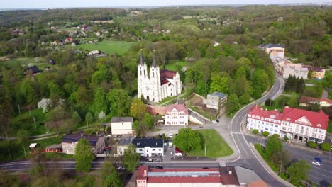 Vista-Aérea-De-La-Iglesia-De-La-Natividad-De-La-Virgen-María-En-La-Ciudad-De-Orlova,-República-Checa