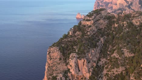 Acantilado-Costero-De-Ibiza-Disfrutando-Del-Cálido-Resplandor-Del-Atardecer