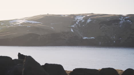 Vestmannaeyjar-Es-Un-Archipiélago-De-La-Costa-Sur-De-Islandia-Con-Un-Volcán-Al-Atardecer-Y-Un-Paisaje-Escénico