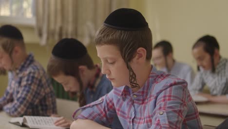 Hasidic-Jewish-kids-learning-in-class