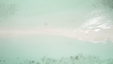 Cayo-de-agua-in-los-roques-with-turquoise-waters-and-white-sands,-ascending-shot,-aerial-view