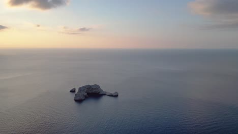 Sonnenuntergang-Auf-Ibiza-Mit-Blick-Auf-Eine-Felsige-Klippe-Und-Das-Ruhige-Meer