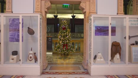 Vista-De-Perfil-Del-árbol-De-Navidad-Decorado-En-El-Museo-Nacional-De-Irlanda-En-Dublín,-Irlanda