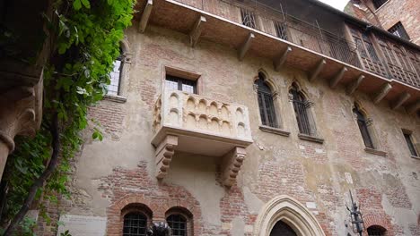 Balcony-of-Romeo-and-Juliet-in-Verona,-Italy