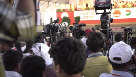 Videoperiodistas,-Prensa-Y-Cobertura-De-Los-Medios-Durante-La-Campaña-Electoral-India-De-Lok-Sabka-Por-Parte-Del-Primer-Ministro-Indio-Narendra-Modi-BJP-En-El-Hipódromo