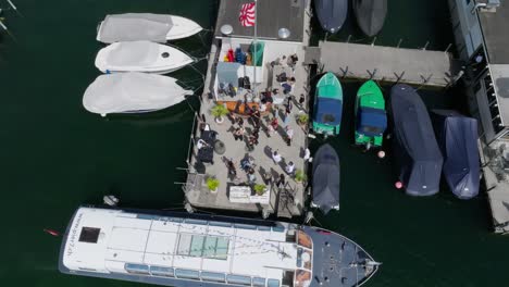 Dron-Lento-Hacia-Abajo-Con-Grúa-De-Un-Dj-Set-Que-Tiene-Lugar-En-Un-Muelle-En-El-Centro-De-Zurich