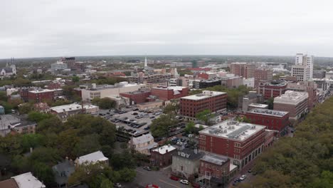 Aerial-rising-and-panning-shot-of-historic-downtown-Savannah,-Georgia-along-the-river