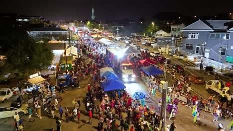 Drones-Ascienden-Mientras-Artistas-Del-Desfile-Disfrazados-Bailan-En-Gran-Marcha