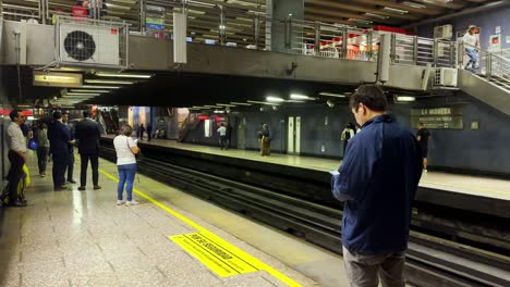 Pendler-Warten-An-Der-Metrostation-La-Moneda-Auf-Neue-U-Bahn-Wagen,-Die-Sich-Nähern