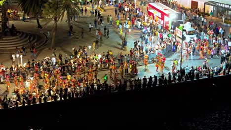 Artistas-Bailan-En-Las-Calles-De-La-Isla-Caribeña-Durante-El-Desfile-De-Carnaval-Por-La-Noche.