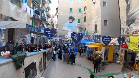 überfüllten-Menschen-Mit-Wandgemälde-Von-Diego-Maradona-An-Der-Seite-Des-Gebäudes-In-Einem-Vorort-Von-Neapel,-Italien