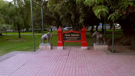 Disparo-De-Paralaje-Sobre-El-Monumento-De-Estilo-Asiático-De-Las-Celebraciones-Del-Bicentenario,-Parque-De-Tailandia,-Santiago-De-Chile