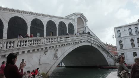 Tourist-Destination-With-The-Prominent-Landmark-Of-Rialto-Bridge-In-Venice,-Italy