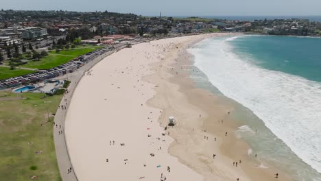 Toma-Aérea-Con-Drones:-Bondi-Beach,-Uno-De-Los-Destinos-Más-Emblemáticos-De-Australia