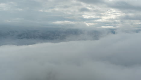 Zeitraffer-Von-Wolken-Und-Dichtem-Nebel,-Der-über-Hohen-Berggipfeln-Zieht