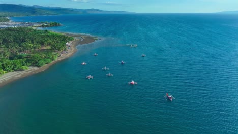 Bangka-Boote-Auf-Dem-Blauen-Meer-Der-Philippinen-An-Sonnigen-Tagen